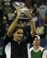 Federer løfter pokalen efter sejren i Houston. - Foto: AP 