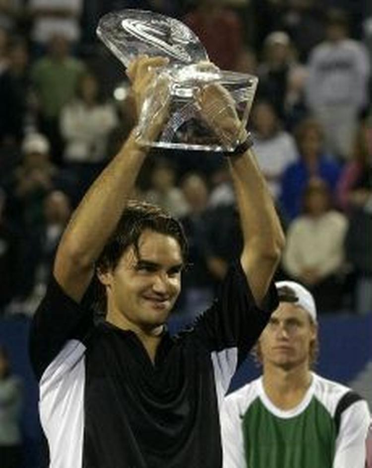 Federer løfter pokalen efter sejren i Houston. - Foto: AP 