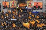 Omkring 10.000 fra oppositionen demonstrerer på den centrale plads i Kiev. - Foto: AP 