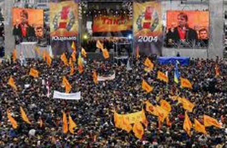 Omkring 10.000 fra oppositionen demonstrerer på den centrale plads i Kiev. - Foto: AP 
