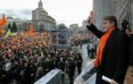 Jusjtjenko taler til tusinder af demonstranter i Kijevs gader. - Foto: AP 