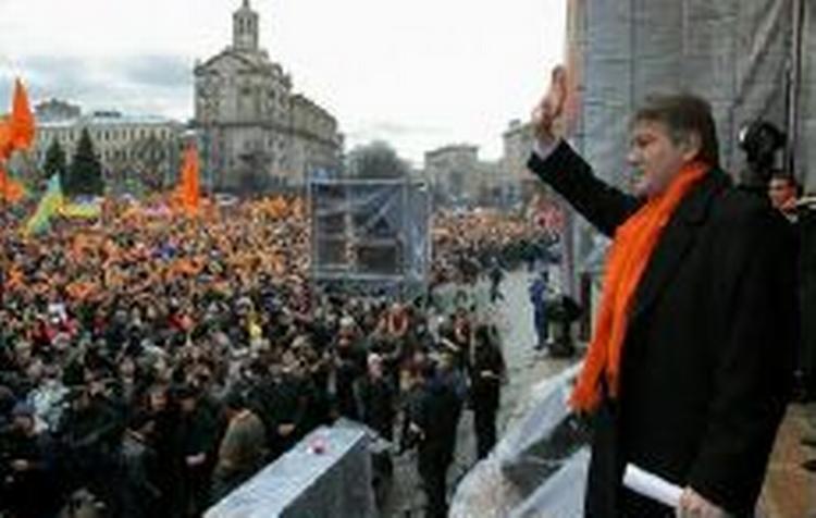 Jusjtjenko taler til tusinder af demonstranter i Kijevs gader. - Foto: AP 