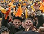 Tusindvis af ukrainere er gået på gaden i protest over resultatet af præsidentvalget. Flere valgobservatører peger på valgfusk. - Foto: AP 