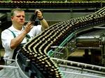 Carlsberg købte i starten af 2004 bryggeriet Holsten i Hamburg. Her strejkede de ansatte i sidste uge imod rationaliseringsplaner, som Carlsberg vil gennemføre i en række lande.   Arkivfoto: Christof Stache/AP 