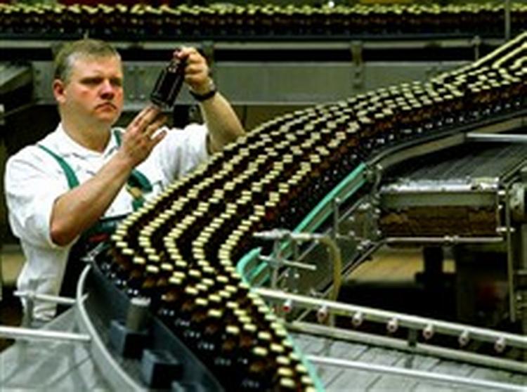 Carlsberg købte i starten af 2004 bryggeriet Holsten i Hamburg. Her strejkede de ansatte i sidste uge imod rationaliseringsplaner, som Carlsberg vil gennemføre i en række lande.   Arkivfoto: Christof Stache/AP 