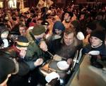Et medlem af oppositionspartiet uddeler varm mad til demonstranterne på gaden i Kiev. - Foto: AP 