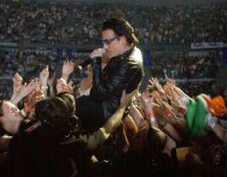 U2 overraskede mange trafikanter i New York, da de pludselig gav en uventet koncert. Her er forsangeren Bono dog i aktion ved en mere planlagt koncert i USA. - Foto: AP 