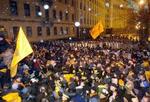 Dagen i gennem har tusindvis af demonstranter samlet sig omkring Uafhængighedspladsen i hovedstaden Kiev. - Foto: AP 