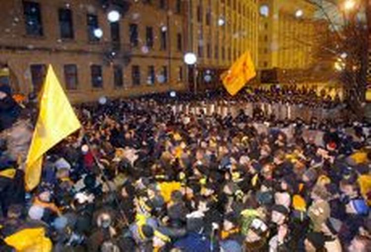 Dagen i gennem har tusindvis af demonstranter samlet sig omkring Uafhængighedspladsen i hovedstaden Kiev. - Foto: AP 