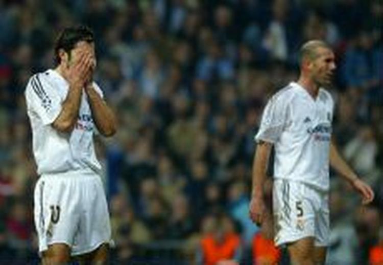 Figo (tv.) og holdkammeraten Zidane formåede ikke at sikre Real Madrid den nødvendige sejr. Dermed er holdet endnu ikke sikret sig videre adgang i turneringen. - Foto: AP 