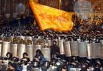 Demonstranterne viser deres støtte til oppositionslederen Viktor Jusjtjenko med orange flag. - Foto: AP 