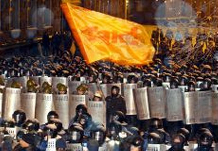 Demonstranterne viser deres støtte til oppositionslederen Viktor Jusjtjenko med orange flag. - Foto: AP 