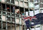 I alt 11 personer, inkl. gerningsmanden, blev dræbt ved angrebet mod den australske ambassade i Jakarta 9. september. - Foto: AP 