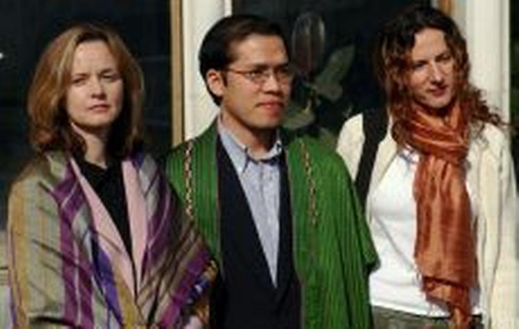 Annetta Flanigan fra Nordirland, den filippinske diplomat Angelito og Shqipe Hebibi fra Kosova efter et møde med den afghanske præsident Hamid Karzai på præsidentpaladset i Kabul. - Foto: AP 