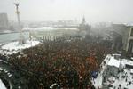 Titusindsvis af ukrainere i centrum af Kiev. - Foto: AP 