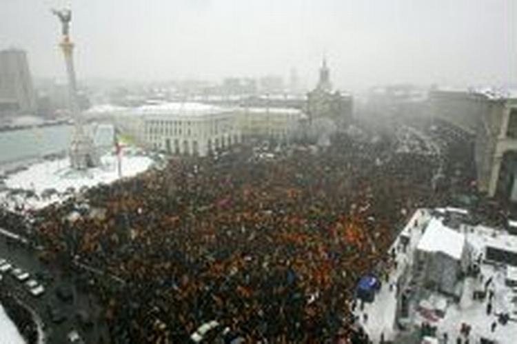Titusindsvis af ukrainere i centrum af Kiev. - Foto: AP 