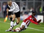 PSV´s amerikaner Darmarcus Beasley (th.) i nærkamp med Rosenborgs Christer George. - Foto: AP 