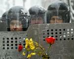 Ukrainske sikkerhedsstyrker bevogter præsidentens hovedkvarter i Kiev. - Foto: AP 