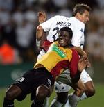 FC Nordsjællands Francis Dickoh, der her er i armlås hos FC Københavns Peter Møller, har været ude for, at publikum sender abelyde efter ham, og han mener, at ballademagerne bør udelukkes fra tilskuerpladserne.   Fot 