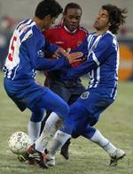 Ricardo Costa (tv.) og Pedro Emanuel (th.) skærmer af for CSKA Moskvas Vagner Love. - Foto: AP 