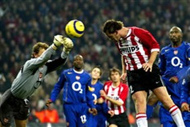 Arsenals målmand Jens Lehmann i bokseduel. - Foto: AP 