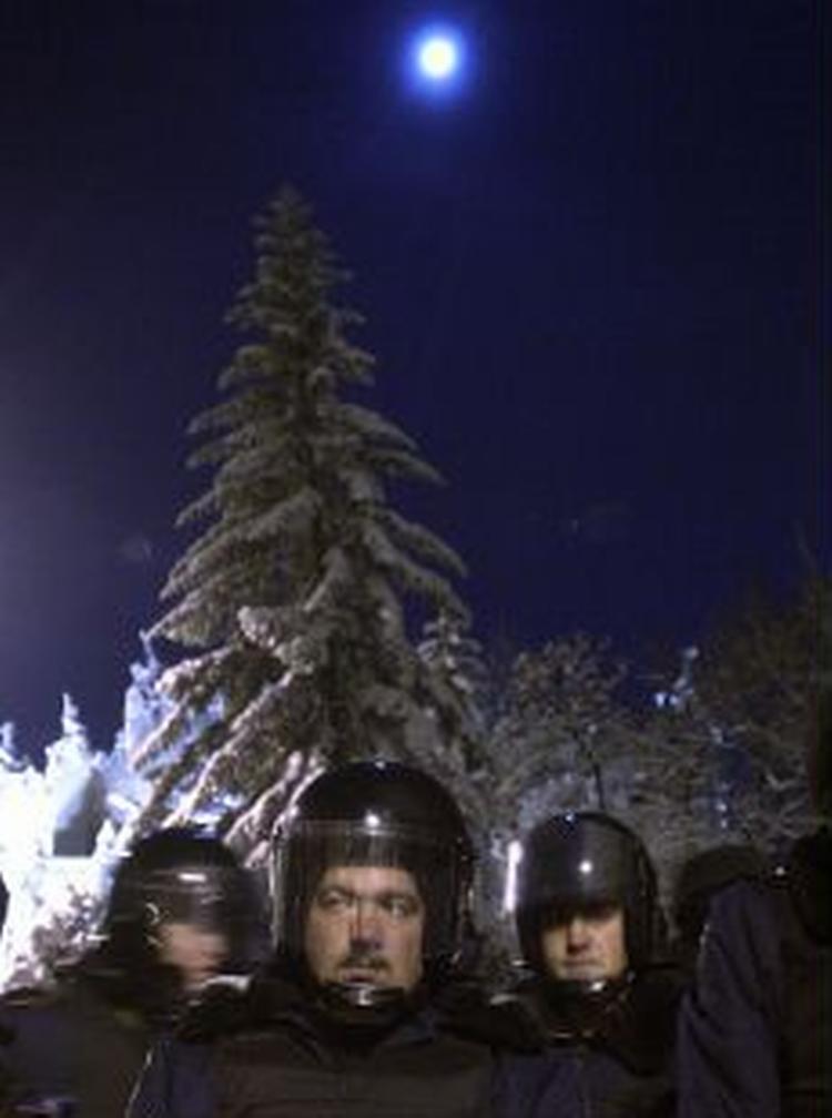 Kampklædt politi i Kiev i nat. Snevejret har ikke fået demonstranterne til at gå hjem. - Foto: AP 