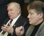 'Jeg håber, at Ukraine vil undgå de fejl, som vi begik i Polen', har Polens ekspræsident Lech Walesa (tv) sagt ved et pressemøde i Kiev. Til højre er det oppositionsleder Jusjtjenkos. - Foto: AP 