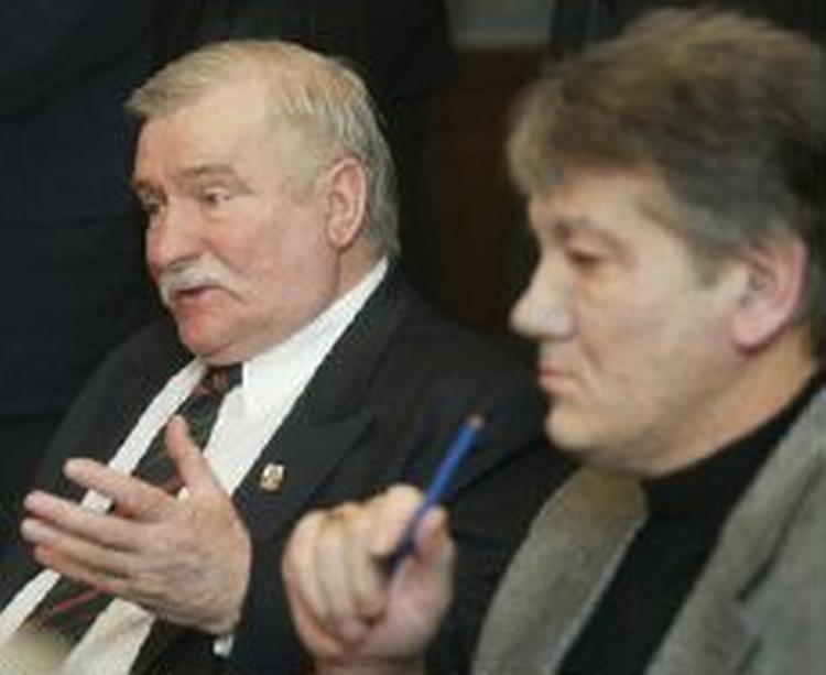 'Jeg håber, at Ukraine vil undgå de fejl, som vi begik i Polen', har Polens ekspræsident Lech Walesa (tv) sagt ved et pressemøde i Kiev. Til højre er det oppositionsleder Jusjtjenkos. - Foto: AP 