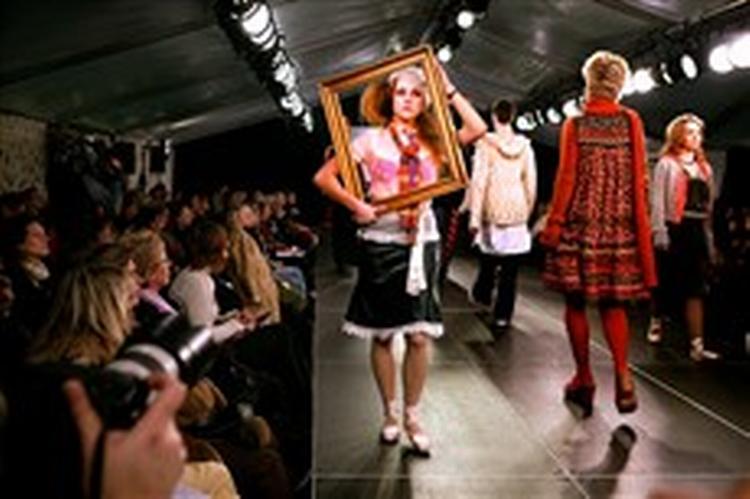 I anledning af  Stop vold mod kvinder -dagen lavede Amnesty International et anderledes show på Københavns Politigård med over 100 optrædende på  voldens catwalk .   Foto: Jacob Ehrbahn 