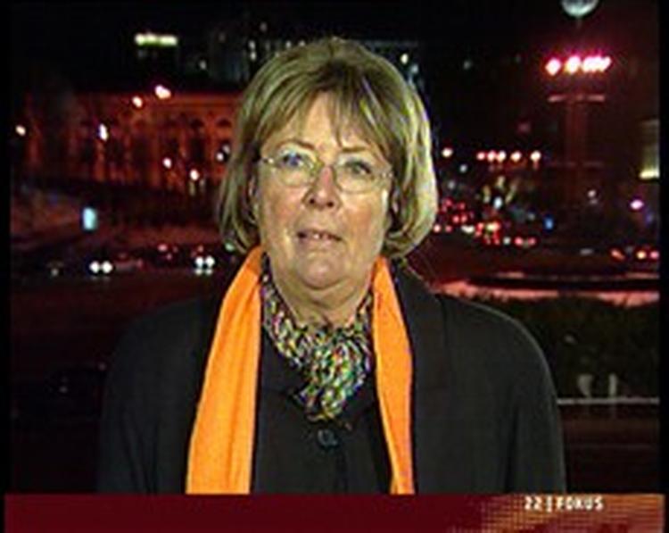 Hanne Severinsen optrådte med oppositionens orange tørklæde ved flere tv-interview fra Kijev på trods af, at valgobservatørerne skal være neutrale.   Foto: TV 2 