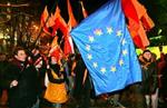 Tilhængere af Viktor Jusjtjenko markerer med orange bannere og EU´s flag deres protest mod Viktor Janukovitj, som de mener har forsøgt at snyde sig til en valgsejr. - Foto: AP 