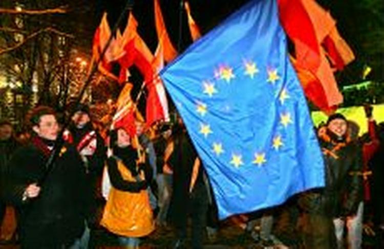 Tilhængere af Viktor Jusjtjenko markerer med orange bannere og EU´s flag deres protest mod Viktor Janukovitj, som de mener har forsøgt at snyde sig til en valgsejr. - Foto: AP 