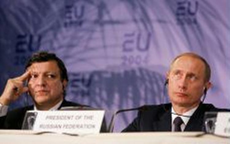 Kommissionsformand Barroso og den russiske præsident Putin ved et pressemøde i Haag i går. - Foto: AP 