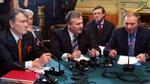Jusjtjenko (tv) under mæglingsmødet. I midten ses Polens præsident Kwasniewski. Til højre ses den siddende præsident Kutjma. - Foto: AP 