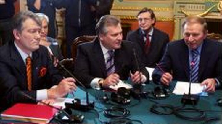 Jusjtjenko (tv) under mæglingsmødet. I midten ses Polens præsident Kwasniewski. Til højre ses den siddende præsident Kutjma. - Foto: AP 