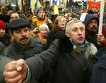 Ifølge nyhedbureauet Reuters er antallet af demonstranter i Kievs gader nu oppe på 100.000. - Foto: AP 