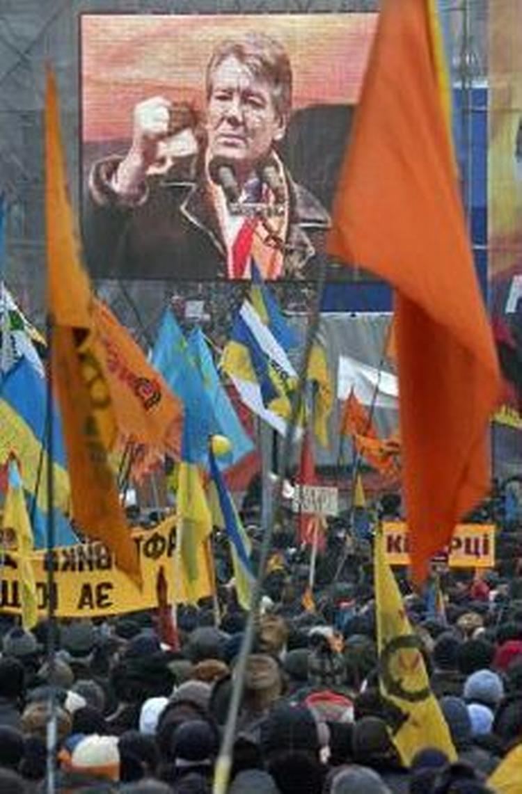 Janukovitj advarer mod, at økonomien kan lide alvorligt under de vedvarende protester til fordel for Jusjtjenko i Kijev. - Foto: AP 