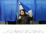 En kvinde afgiver sin stemme i et valglokale i hovedstaden Bukarest. - Foto: AP 