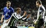 En frustreret Newcastle-angriber Kieron Dyer raser mod Evertons målmand Nigel Martyn. - Foto: AP 