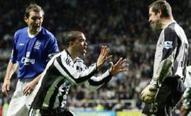 En frustreret Newcastle-angriber Kieron Dyer raser mod Evertons målmand Nigel Martyn. - Foto: AP 