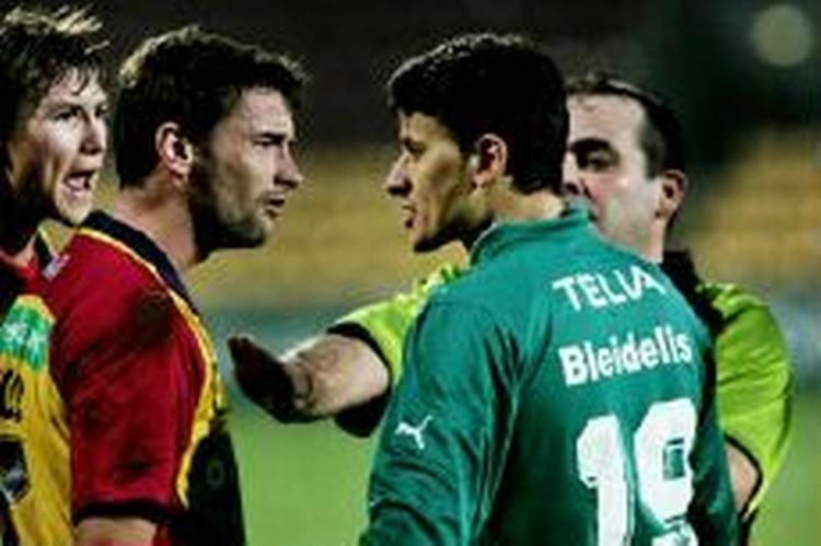 FCN's Søren Krogh og Viborgs Bleidelis udveksler spydigheder efter et frispark i den intense kamp. - Foto: Martin Lehmann 