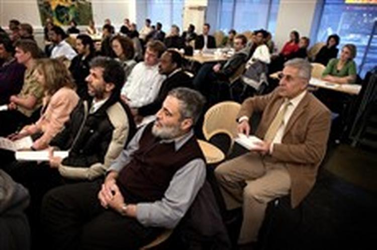 På det alternative integrationsmøde i går deltog bl.a. imam Ahmed Abu-Laban (forrest) fra Det Islamiske Trossamfund. Han har netop inviteret integrationsminister Bertel Haarder (V) til en paneldebat i Nørrebrohallen i Købe 