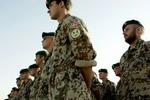 Danske soldater står ret i militærlejren Camp Eden i Irak. - Arkivfoto: Thomas Borberg 