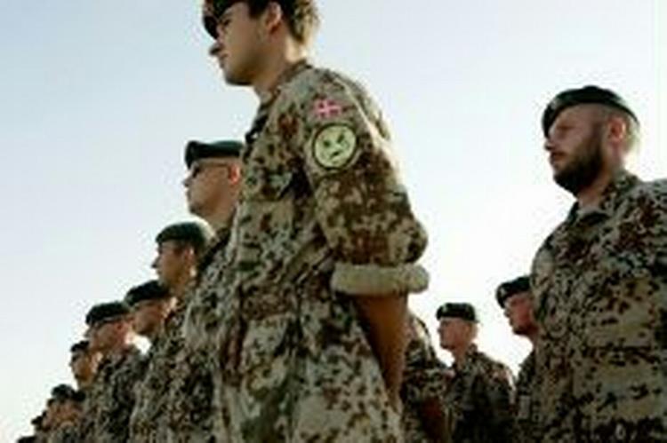 Danske soldater står ret i militærlejren Camp Eden i Irak. - Arkivfoto: Thomas Borberg 