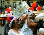 Højt humør under sommerens Gay Pride i Paris. Og det bliver dyrt at spolere festen. Skældsord som  beskidte bøssekarl  kan koste fængsel i 6 måneder og 168.000 kr. i bøde.   Foto: Michel Euler, AP 