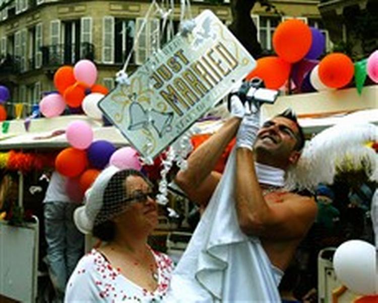 Højt humør under sommerens Gay Pride i Paris. Og det bliver dyrt at spolere festen. Skældsord som  beskidte bøssekarl  kan koste fængsel i 6 måneder og 168.000 kr. i bøde.   Foto: Michel Euler, AP 