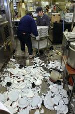 Der ryddes op i en restaurant i byen Kushiro. - Foto: AP 