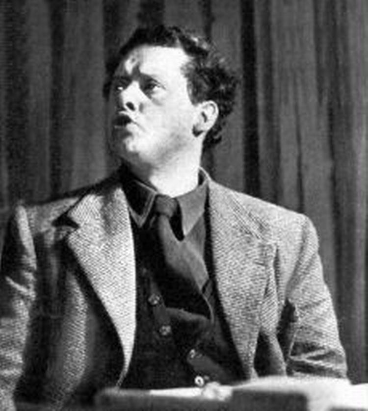 FORBILLEDE. Den walisiske digter og forfatter Dylan Thomas var et forbillede for mange af de unge kunstnere i Greenwich Village i 1950 erne og 1960 erne. Blandt andet for en vis folkesanger, som tog navneforandring til Bob Dylan.   Polfoto 