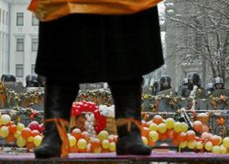 Specialstyrker bevogter præsidentbygningen i Kijev. - Foto: AP 
