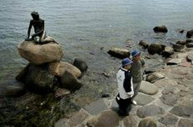 Turister ved Den Lille Havfrue. - Arkivfoto: Kåre Viemose 